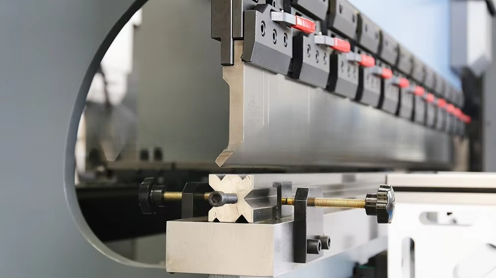 Iron Sheet Metal Plate Bender  - Hydraulic Sheet Metal Bender Press Brake recension och pris